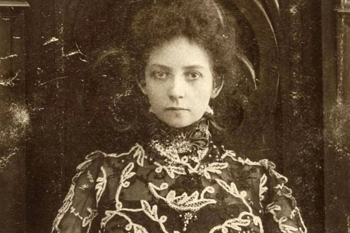    Со временем мисс Хассе обрела популярность во всей Европе. Она, как говорят легенды, проникала в сознание людей, читала мысли и могла предсказывать грядущие события.