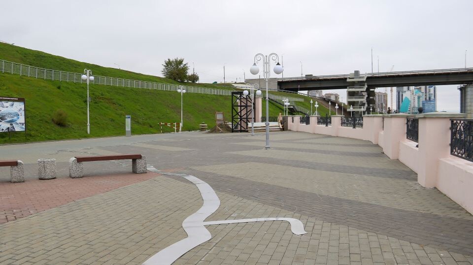    Арт-объект, изображающий Обь на набережной Барнаула. Источник: Виталий Барабаш/"Толк"