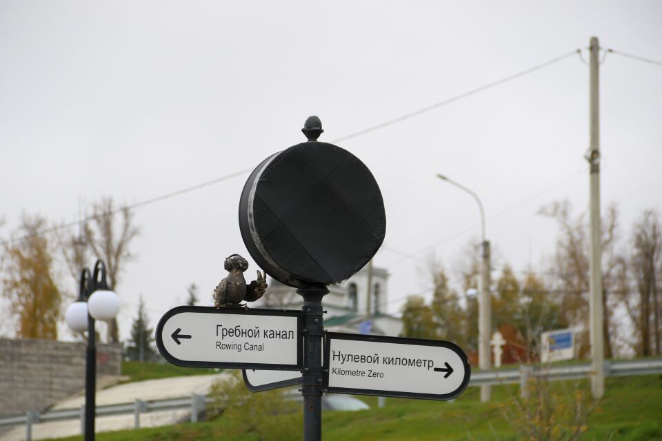    Часы с фигуркой птицы в наушниках. Источник: Виталий Барабаш/"Толк"