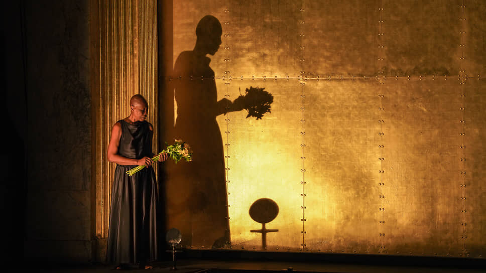 Жермен Акони почтила память Жозефины Бейкер с достоинством и без кафешантанной экзотики.📷Фото: Cyprien Tollet