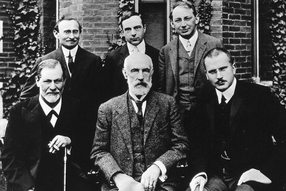    Групповое фото перед Университетом Кларка. Сидят: Фрейд, Холл, Юнг; стоят: Эбрахам А. Брилл, Эрнест Джонс, Шандор Ференци. 1909 год. Фото: Commons.wikimedia.org