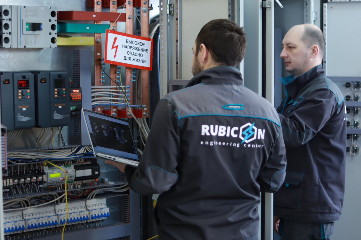 Инженеры ИЦ "Рубикон" за работой у шкафа управления