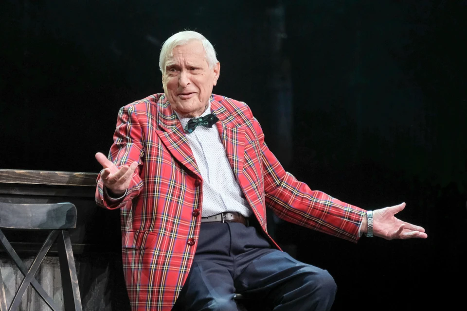 Олег Басилашвили встречает день рождения на даче с книгами. Фото: Артем КИЛЬКИН