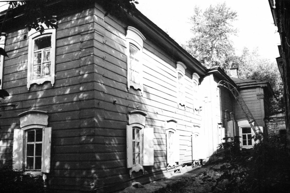 На этом доме не вполне классическая антресоль. 
Постройка примерно 1880-х годов. 
Из архива АРМ-10.