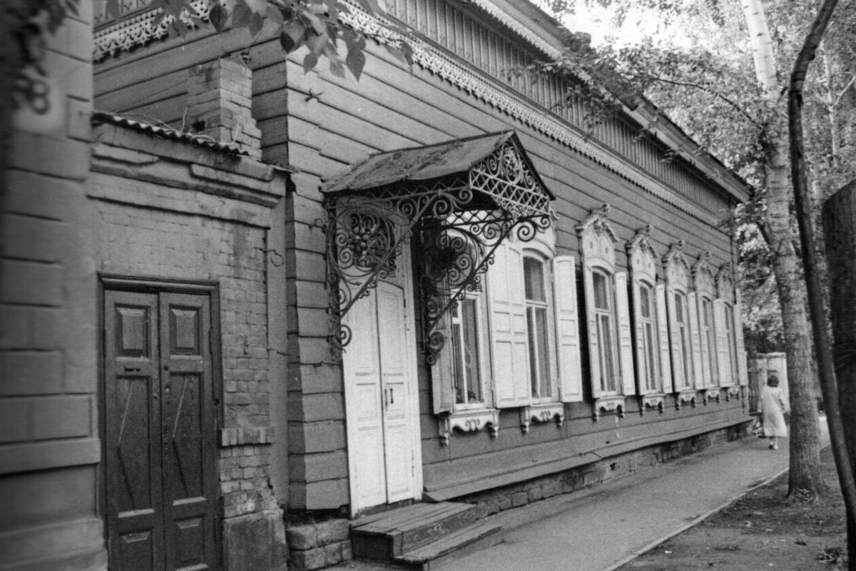 Одноэтажный особняк с парадным входом с улицы — Горького, 6. Постройка примерно 1880-х годов. 
Из архива АРМ-10.