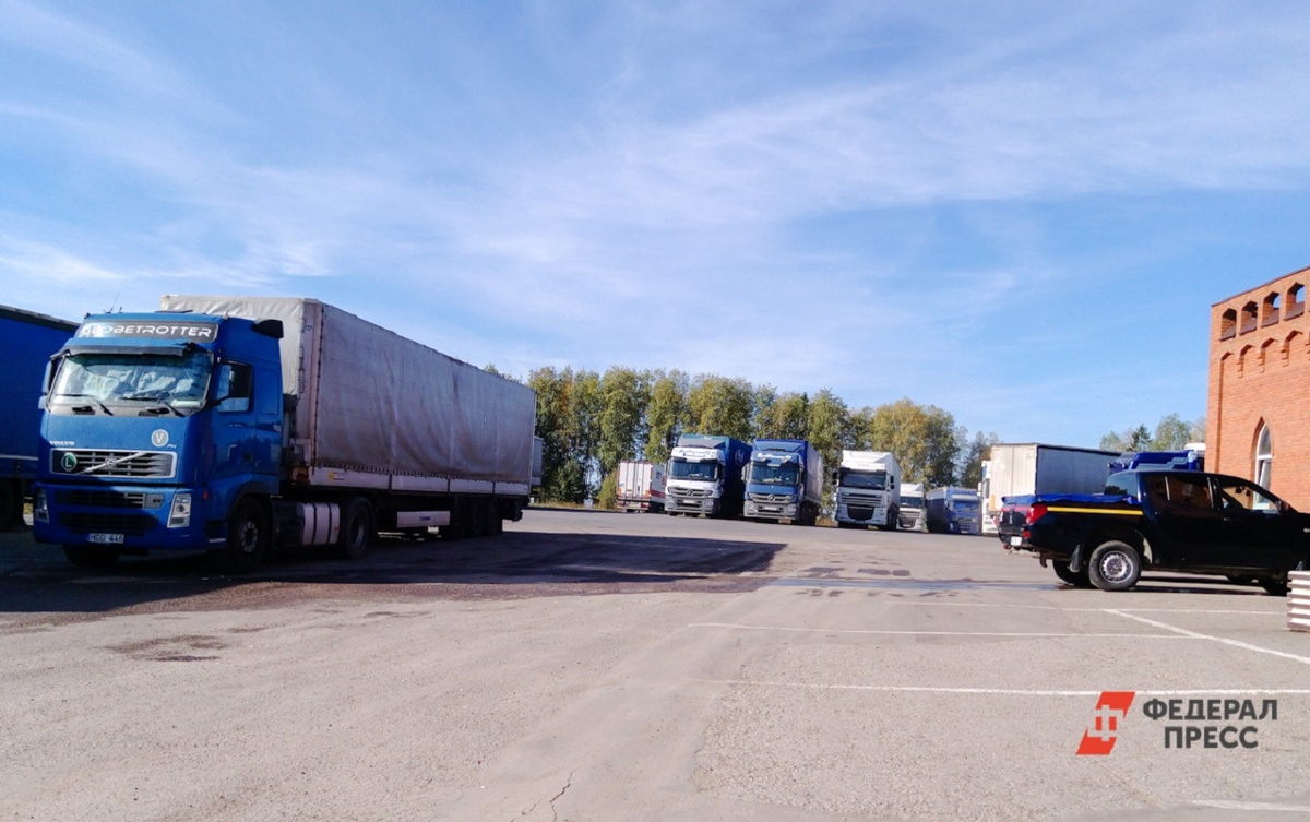 Для крупногабаритных грузовиков, ожидающих очереди на погрузку в морской транспорт, оборудуют площадку с необходимой инфраструктурой.  Фото: Фото: ФедералПресс / Елена Майорова