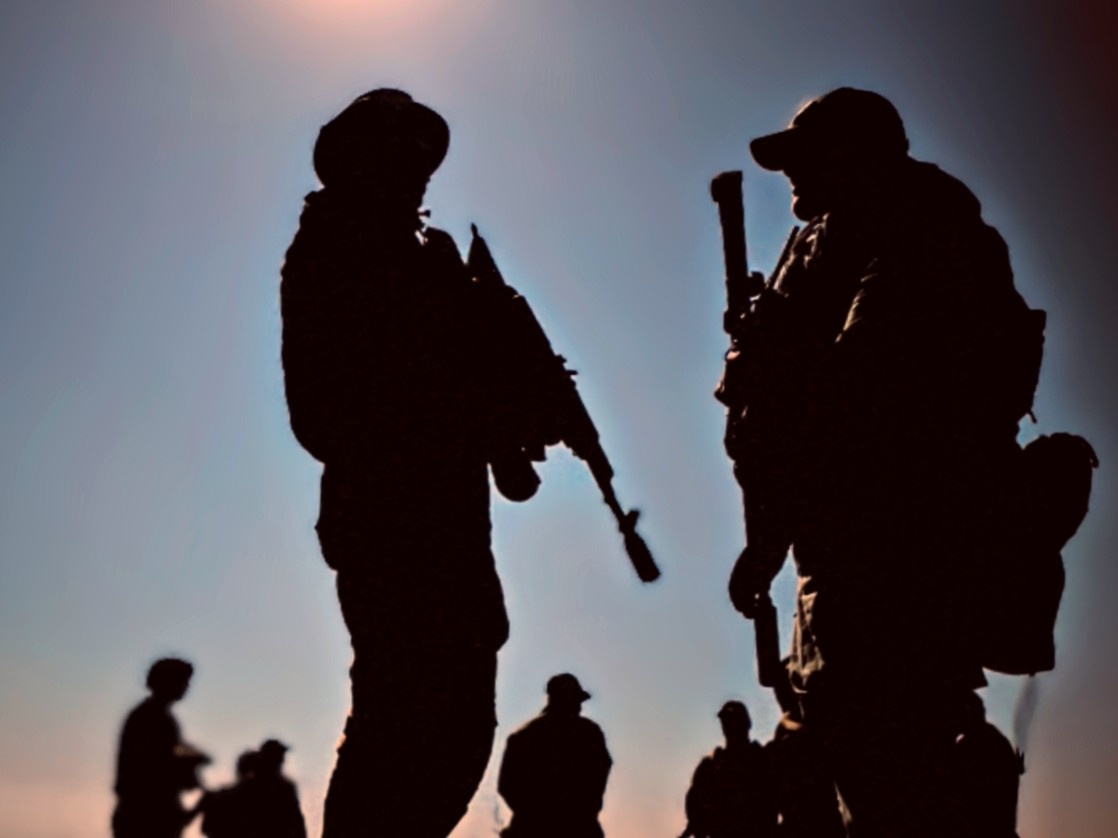 ДОНЕЦК, 1 окт - РИА Новости. Артиллерийские подразделения "Южной" группировки войск с помощью беспилотников выявили и уничтожили замаскированную огневую позицию 120-миллиметрового миномёта и пункт временной дислокации украинских войск в районе Северска, сообщили в Минобороны РФ.
"В ходе обеспечения огневой поддержки штурмовым отрядам артиллерийские подразделения третьей общевойсковой армии с применением БПЛА обнаружили замаскированную огневую позицию 120-миллиметрового миномёта и пункт временной дислокации противника. Мощными огневыми налётами цели были уничтожены", - сообщили в оборонном ведомстве.
Отмечается, что артиллеристы "Южной" группировки войск продолжают систематическую работу по выявлению и поражению объектов военной инфраструктуры противника и огневых позиций его артиллерии, обеспечивая надёжную поддержку наступающим подразделениям.