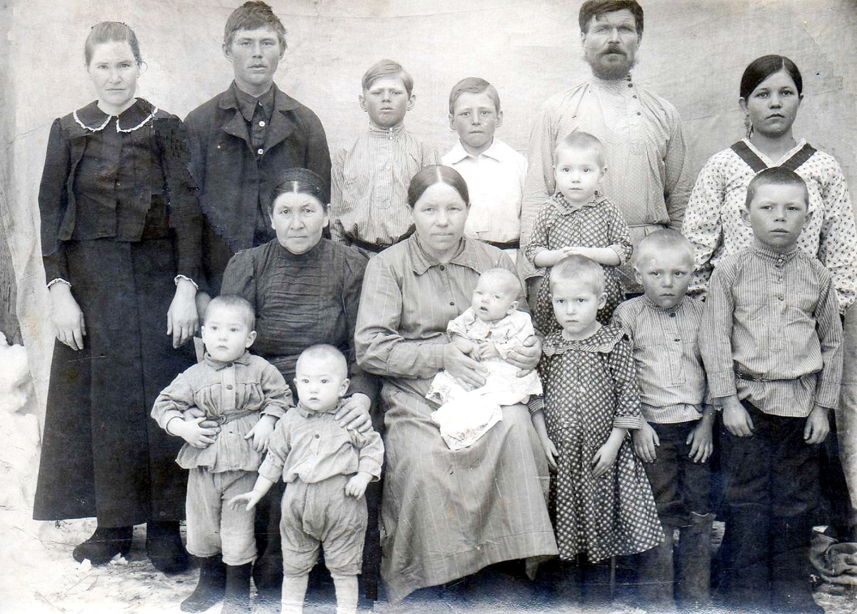 Семья Мальцевых из села Коркино Упоровского района Тюменской обл. Фото из архива Южаковой (Мальцевой) Л. Н. Снимок 1927 года.