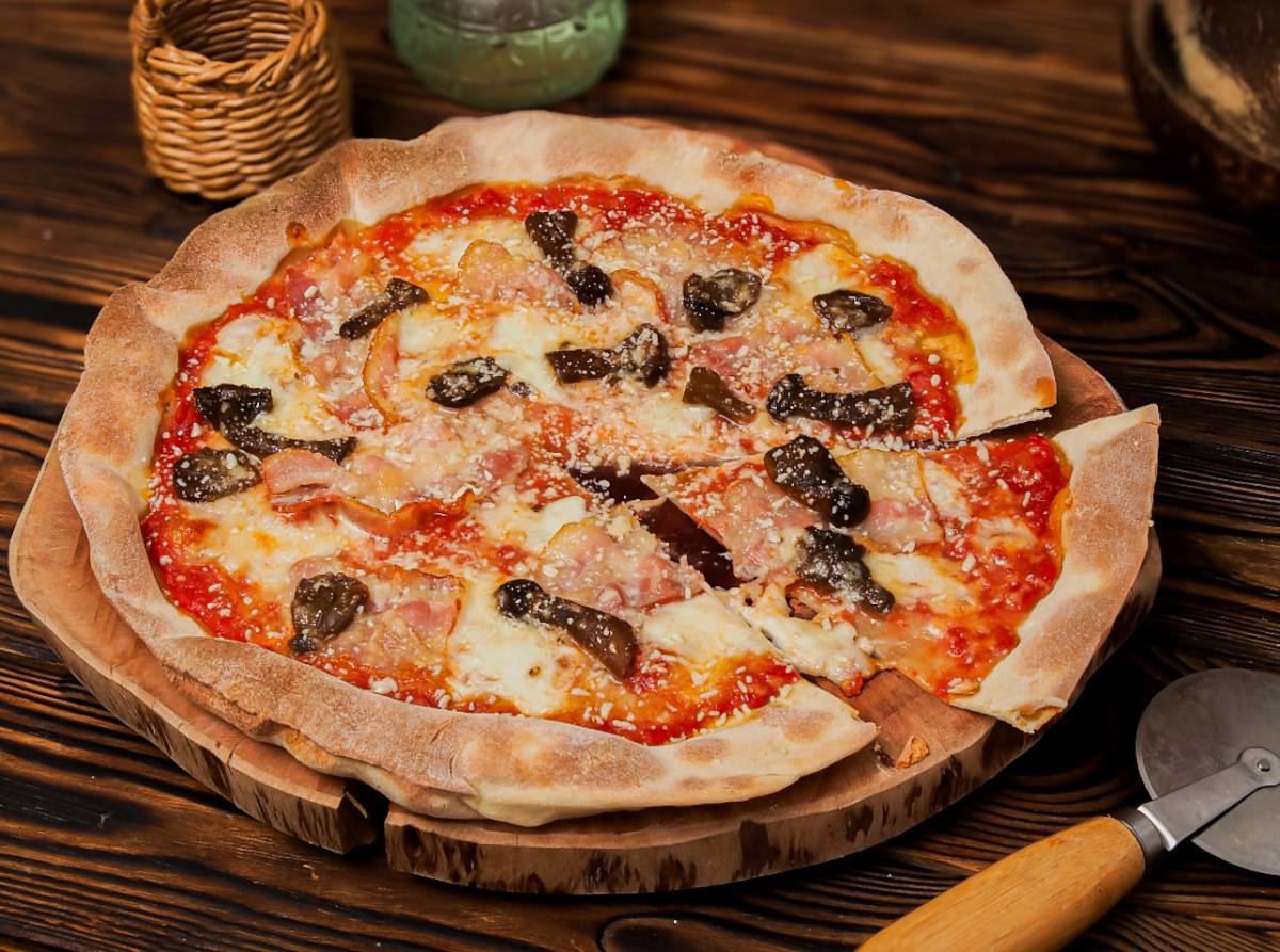 Грибная пицца с беконом и карамелизированным луком