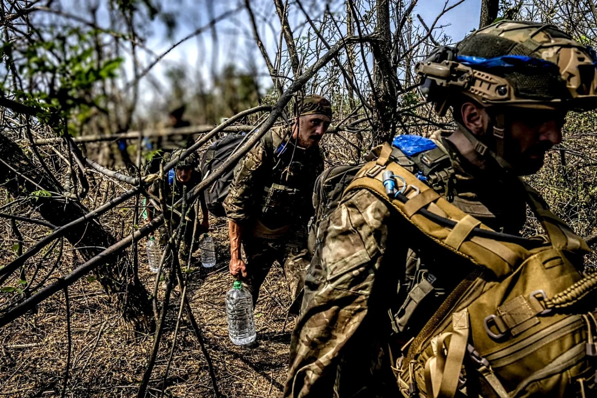 ЛУГАНСК, 1 окт - РИА Новости. ВСУ сдают позиции на краснолиманском участке в районе Ямполя из-за нехватки солдат, сообщил РИА Новости военный эксперт Андрей Марочко.
Ранее начальник Генштаба ВС РФ Валерий Герасимов заявлял, что российские военные ведут боевые действия в населенном пункте Ямполь.
"В ходе боестолкновений на ряде участков на краснолиманском направлении украинские боевики были вынуждены отступить, оставив занимаемые позиции", - сообщил Марочко.
Он уточнил, что ВС РФ продвигаются и в районе железнодорожной станции Ямполь. "Следует отметить, что вдоль всей железной дороги была масса фортификационных сооружений и разветвленная система траншей противника, однако удержать серьезную оборонительную линию украинские боевики не смогли ввиду нехватки личного состава", – сообщил Марочко.