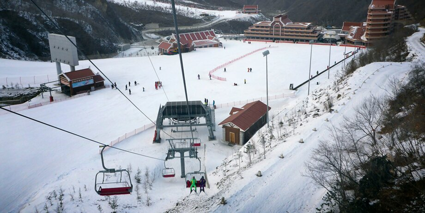 Dид на горнолыжный комплекс Масикрён: у подножия располагается отель и основные сервисы, проложены широкие трассы с подъёмниками. В центре — открытый каток, популярный у местных семей зимой