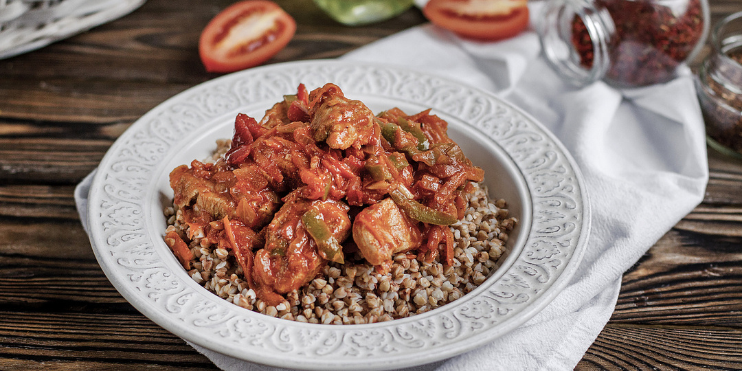 Рецепт гуляша из свинины в томатном соусе с гречневой кашей