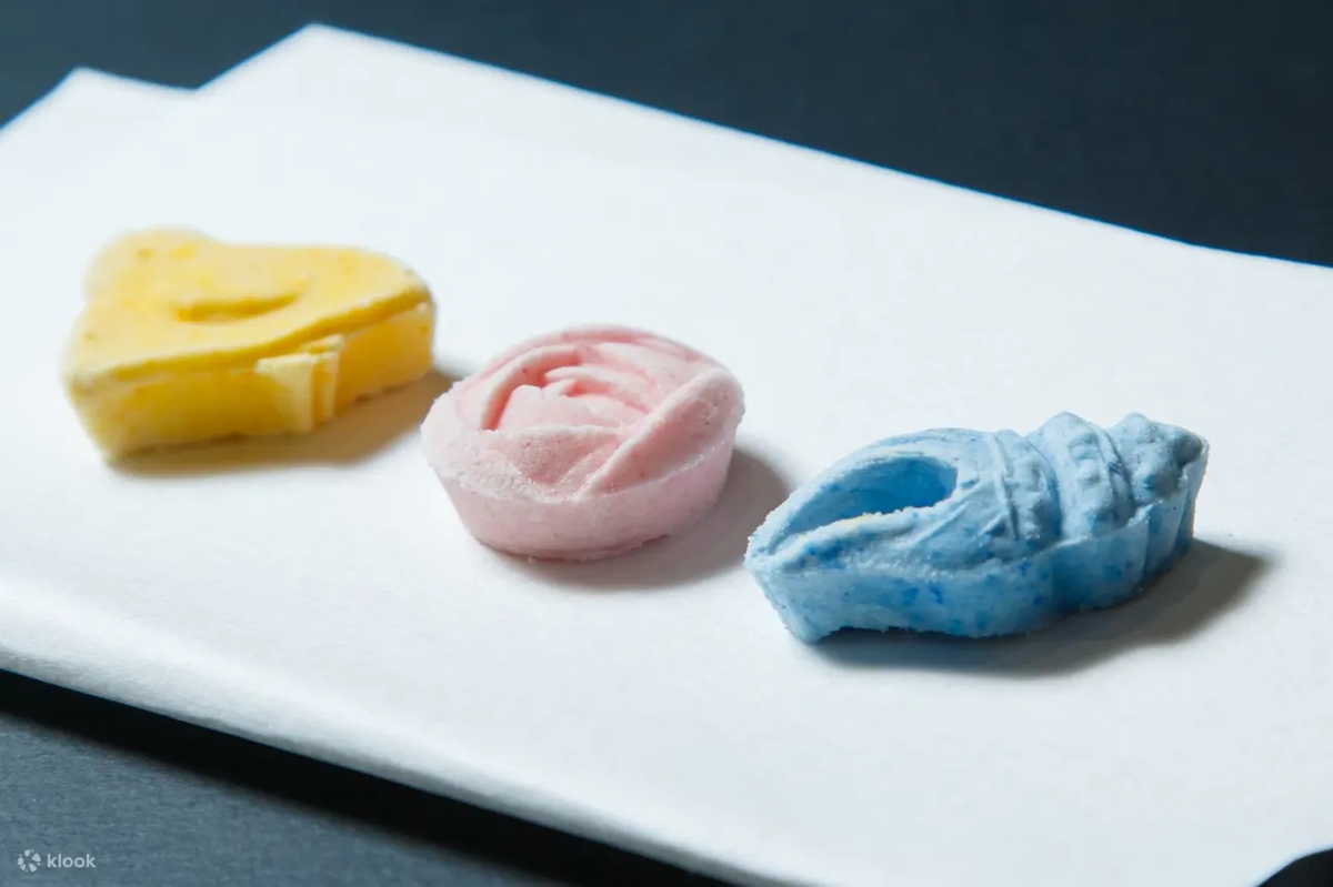 Насладитесь отдыхом в этой целебной и умиротворяющей мастерской. Позвольте себе побаловать вкусом охигаши, приготовленных из высококачественного мелкозернистого японского сахара.
