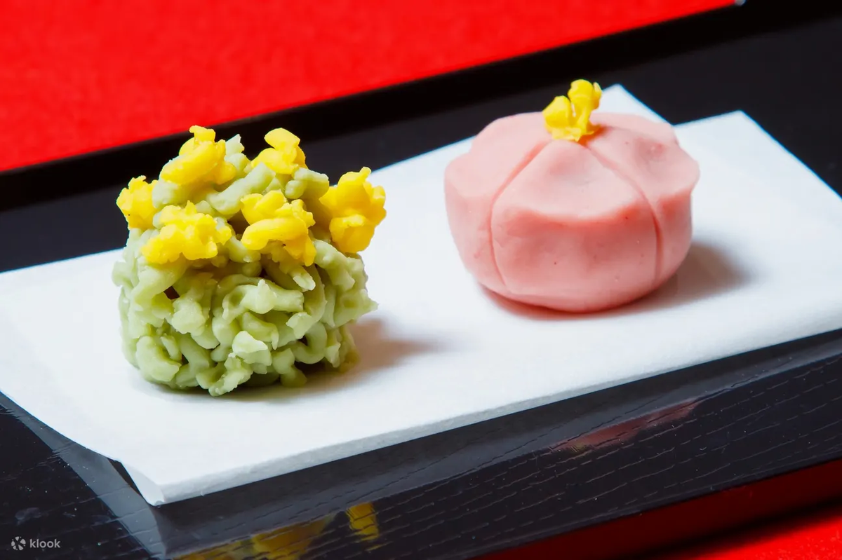 Нерикири - японские сладости, приготовленные из пасты из белой фасоли и пасты из красной фасоли. Попробуйте свое собственное творение с чашечкой Матча!