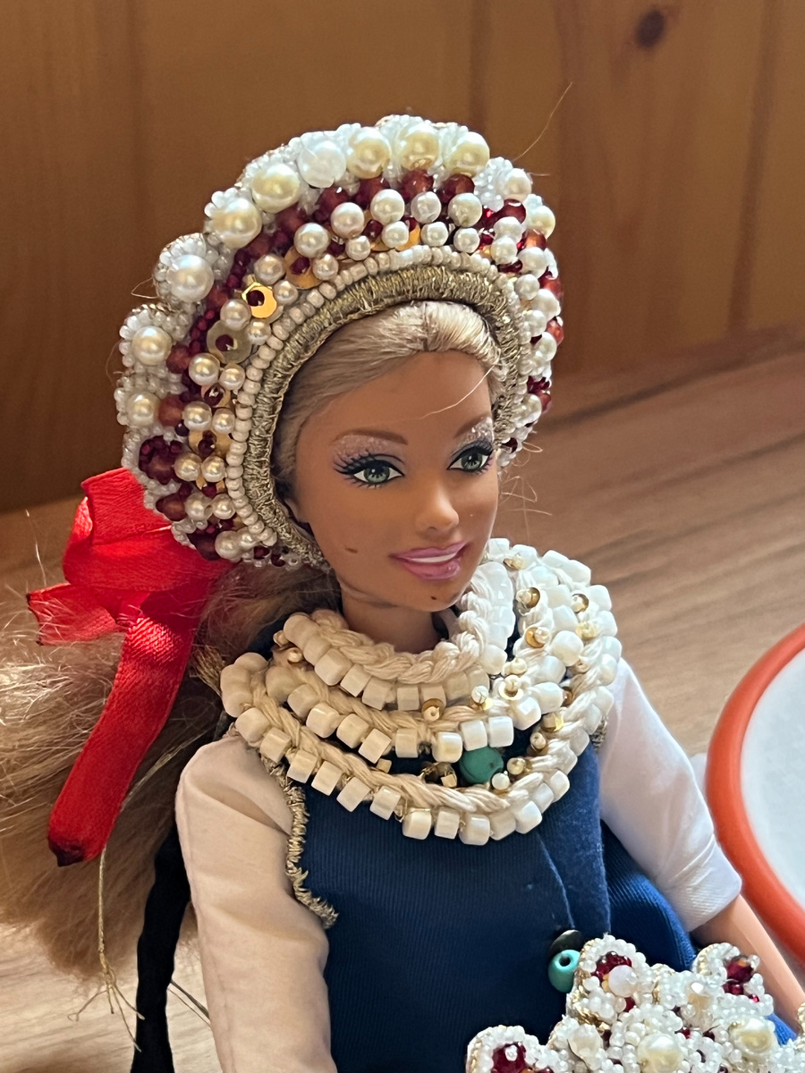 Моя Барби в Венце и ОЖЕРЕЛКЕ. Шейное украшение конечно не на Барби вышивала.