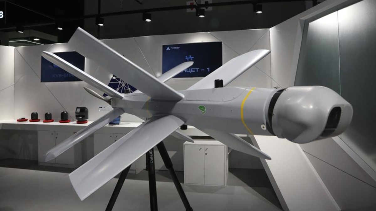На фотографии: бюджетный барражирующий боеприпас – дрон-камикадзе «Ланцет». 