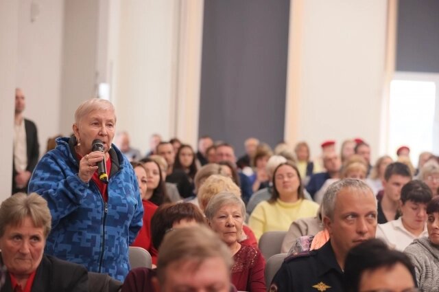    На встрече с губернатором, жители задали множество волнующих их вопросов. Фото: Правительство Красноярского края