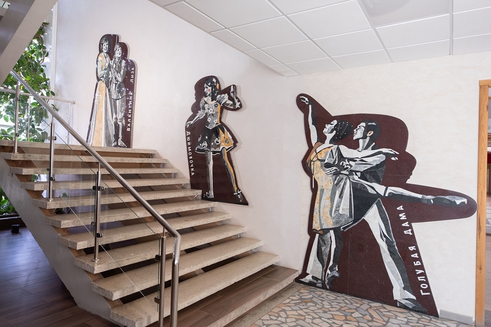    Герои спектаклей будто бы поднимаются по лестнице театра вместе со зрителями. / Фото: Архив Николая Зайкова