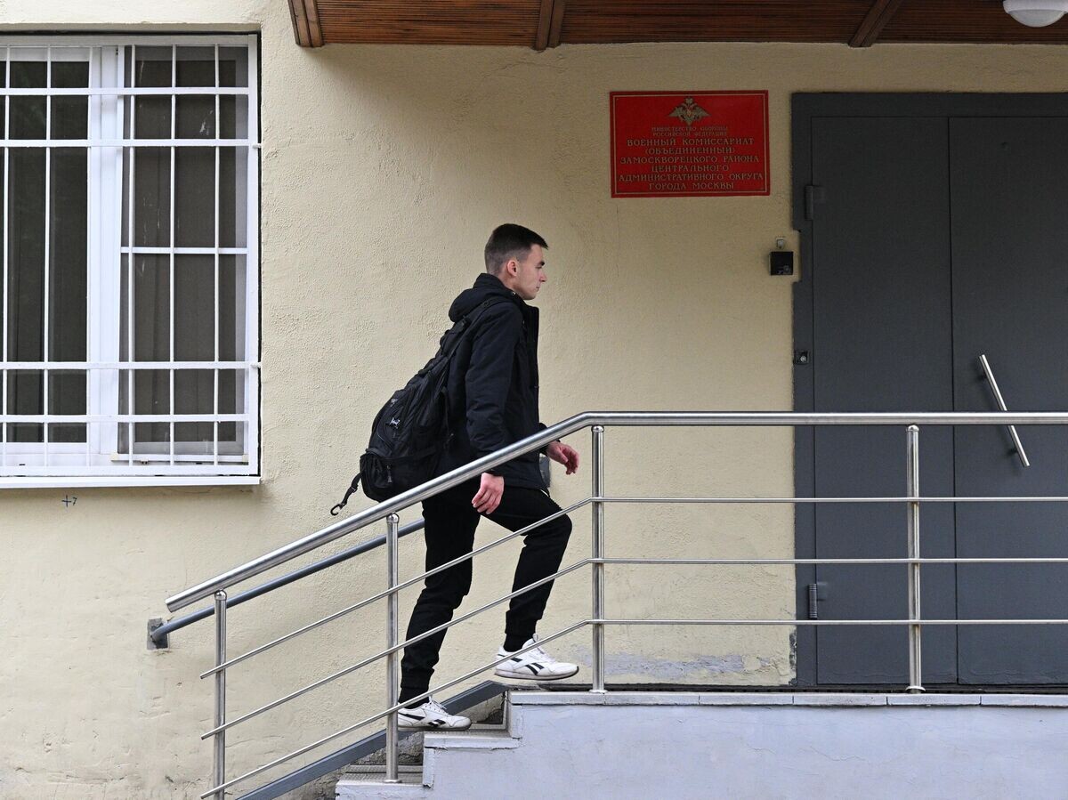    Молодой человек у здания военкомата Замоскворецкого района Москвы© РИА Новости / Рамиль Ситдиков