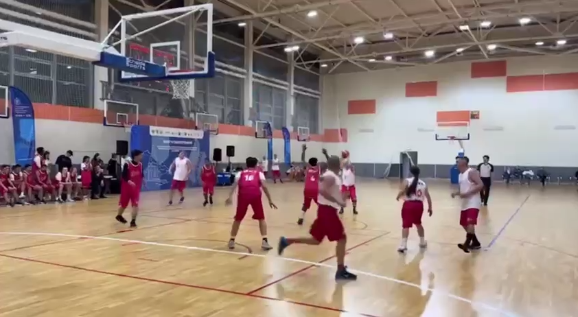     В Красноярске прошел товарищеский «матч поколений» по баскетболу