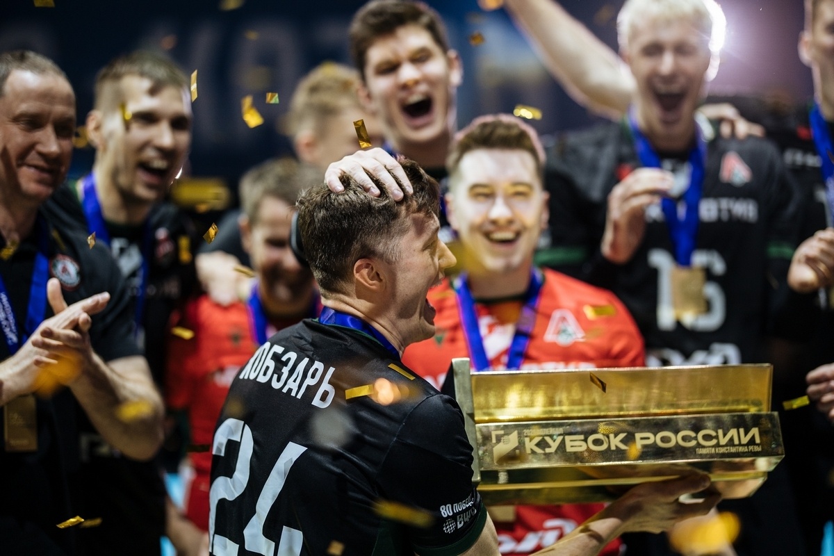    Игорь Кобзарь с Кубком России-2025 / фото (здесь и далее): Роман Кручинин, zenit-kazan.com