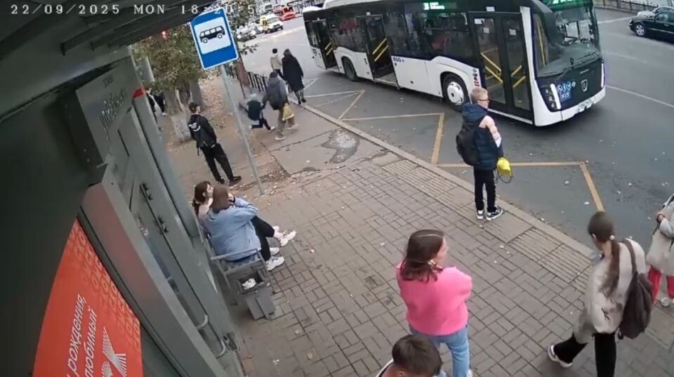    Водитель автобуса зажал ребенка дверьми и протащил по дороге в Омске. Источник: t.me/ghest_omska