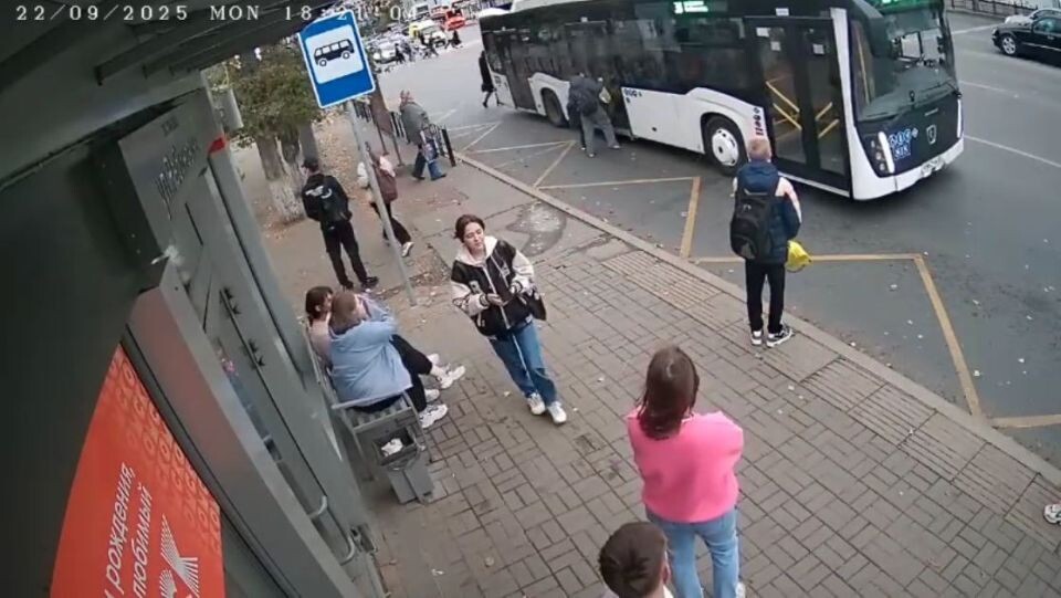    Водитель автобуса зажал ребенка дверьми и протащил по дороге в Омске. Источник: t.me/ghest_omska