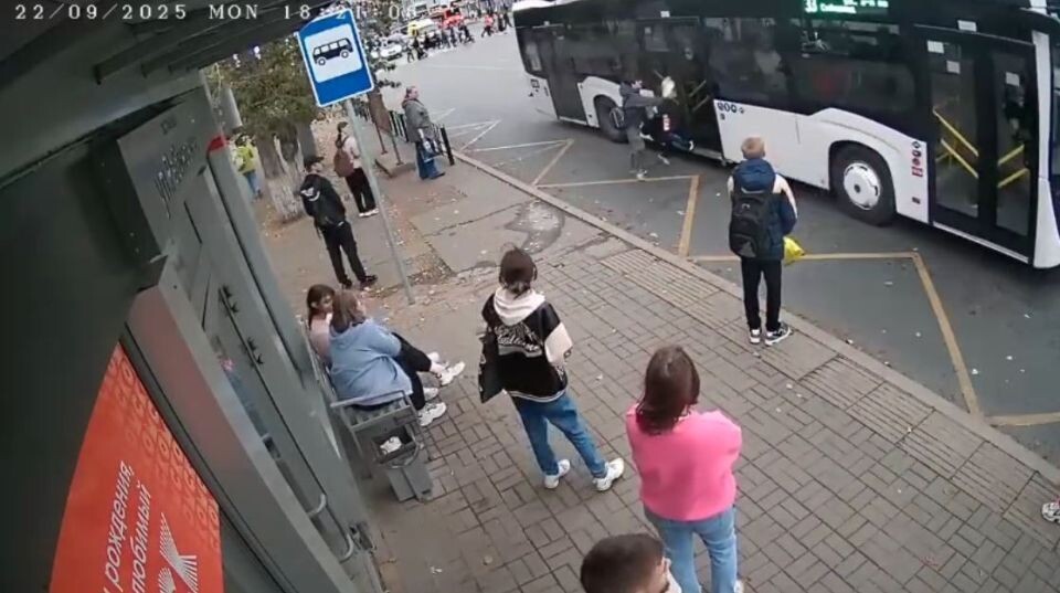    Водитель автобуса зажал ребенка дверьми и протащил по дороге в Омске. Источник: t.me/ghest_omska