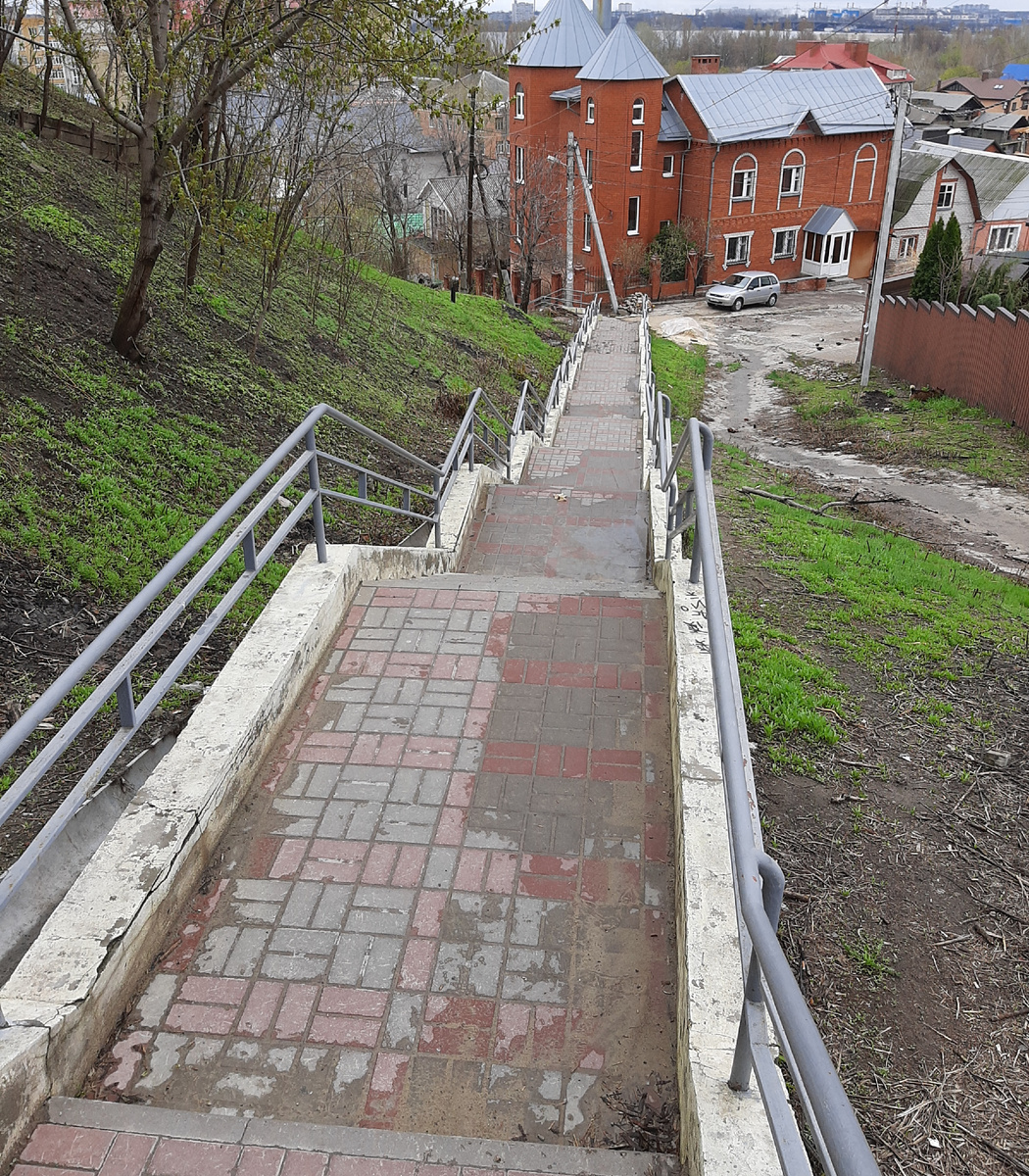 Первая часть лестницы, по которой я хожу к родственнику.