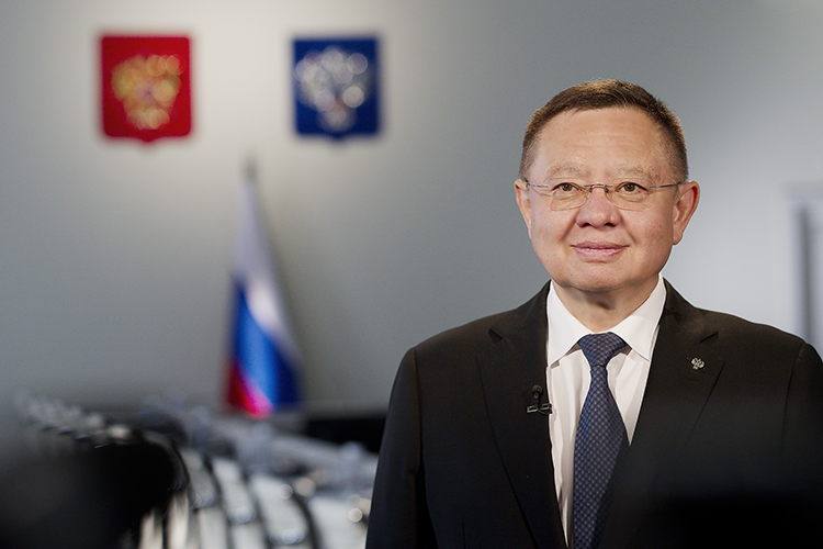    Министерство строительства и ЖКХ РФ сейчас как строительный штаб — оцифрованные данные стекаются в ситуационный центр. Все, что строится в России, — школы, детсады, поликлиники, больницы, заводы — ежедневно рассматривается в кабинете Ирека Файзуллина.   
Фото: пресс-служба минстроя РФ