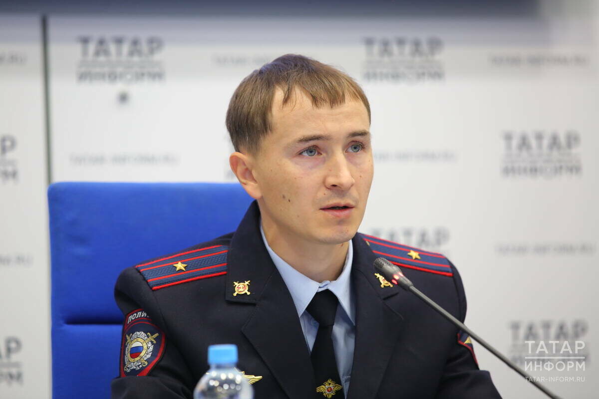 Радис Юсупов: «Сами того не подозревая, а иногда и осознавая всю полноту ответственности, они соглашаются забирать у обманутых мошенниками людей деньги, чтобы переводить их на счета преступников»Фото: © Султан Исхаков / «Татар-информ»