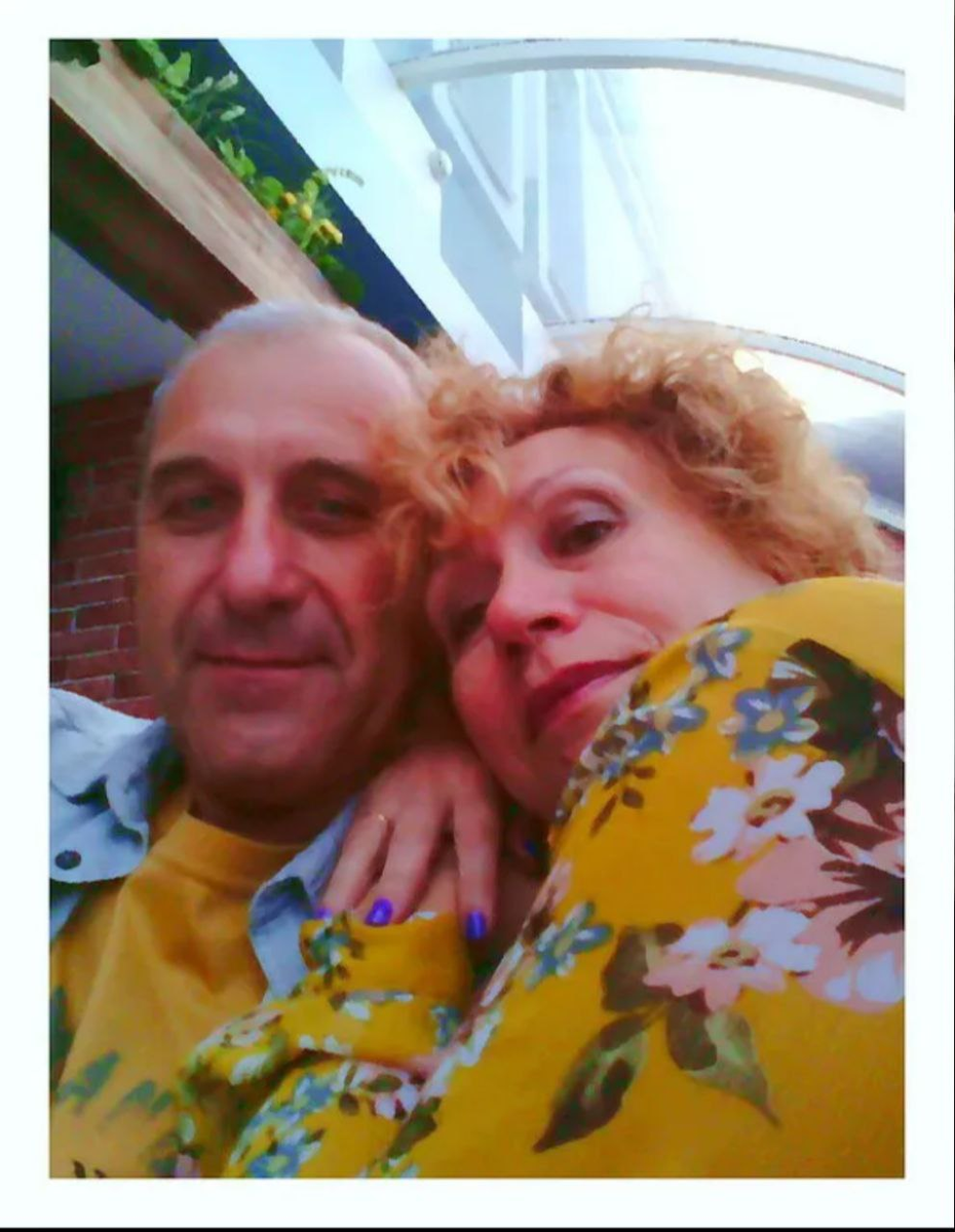 Фото из семейного архива. 2014-й год. Мы на зимней веранде ресторана Salvador Dali