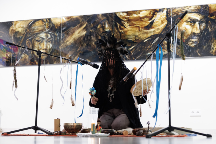 Перформанс удмуртской шаманки Пельги на фоне полиптиха Ленара Ахметова «Тысяча дорог к моим ногам» на открытии выставки «Алтай. ДНК»
Фото: «БИЗНЕС Online»