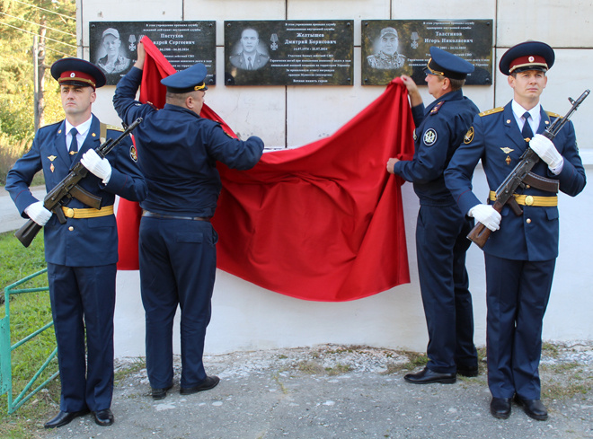 
В строю навечно. Момент открытия мемориальных досок памяти Андрея Пастухова, Игоря Толстикова и Дмитрия Жёлтышева