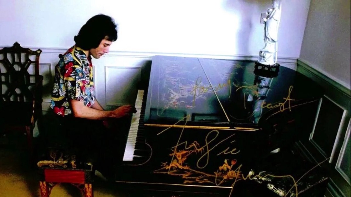 Музицирует