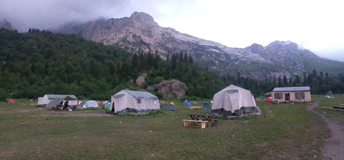 На фото три желые палатки и палатка столовая (фото автора) . Фото сделанно утром следующего дня после пребытия.