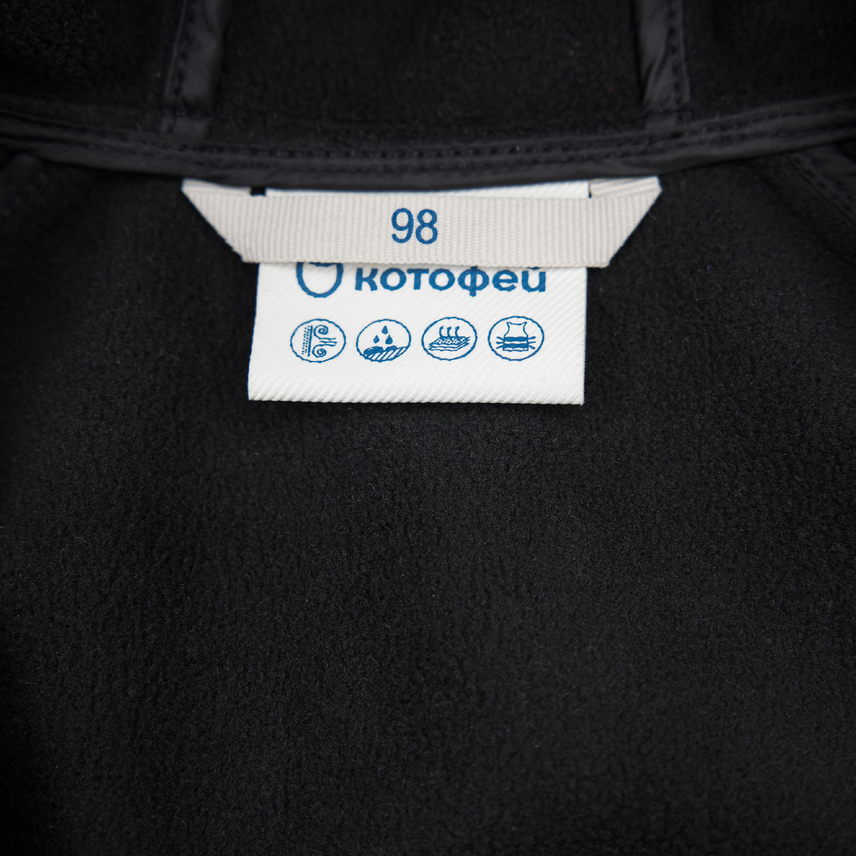 Мягкий флис с изнаночной стороны в демисезонном комбинезоне из Softshell от Котофей. 