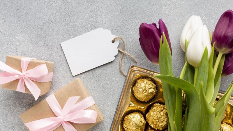     Цветы и конфеты. Фото: freepik.