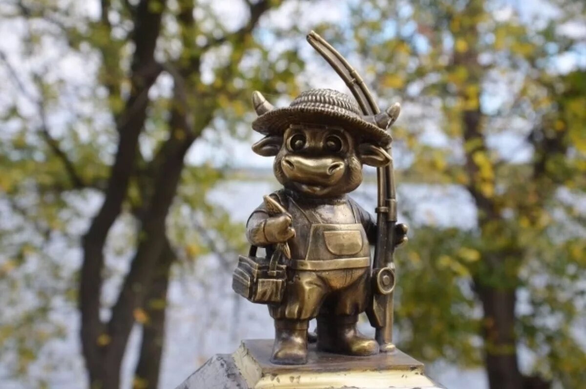    В Энгельсе появился маршрут с бронзовыми фигурками быков