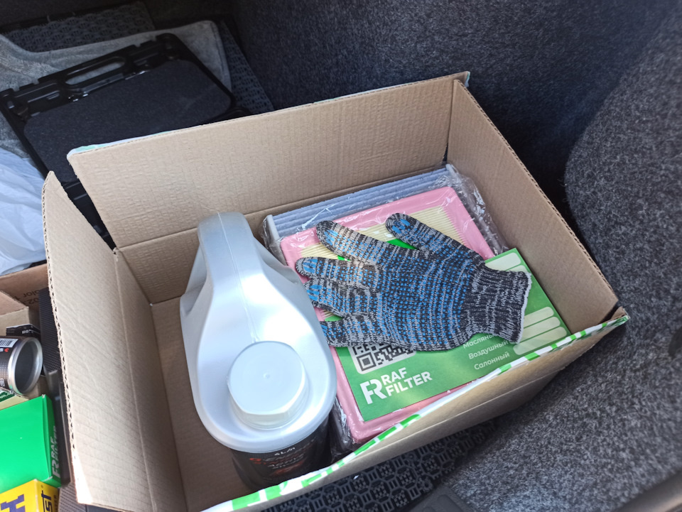 Собрал в коробку расходники