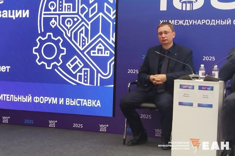    ЕАН / Директор по развитию жилищных условий компании «Самолет» Виктор Ведехин во время форума 100+