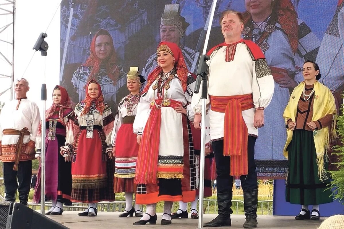    Яркие ткани, обилие украшений и деталей – красота традиционной одежды и головных уборов нашей области мало кого оставляет равнодушным.