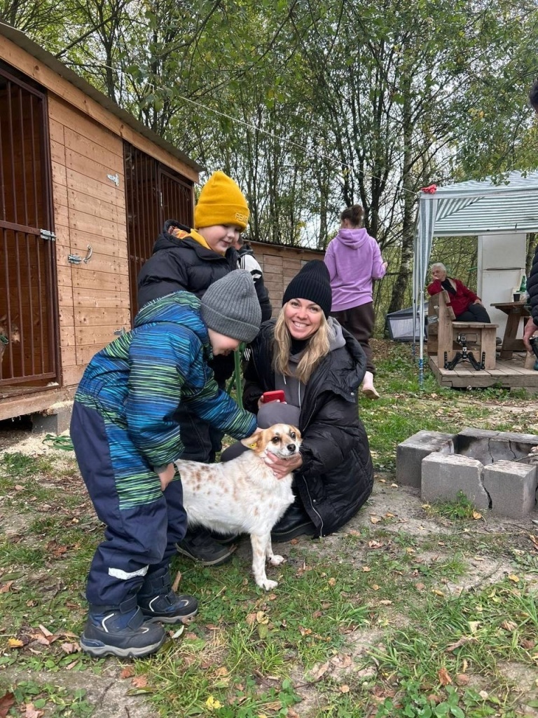 В Тверской области судебные приставы дают уроки доброты - гуляют с собаками