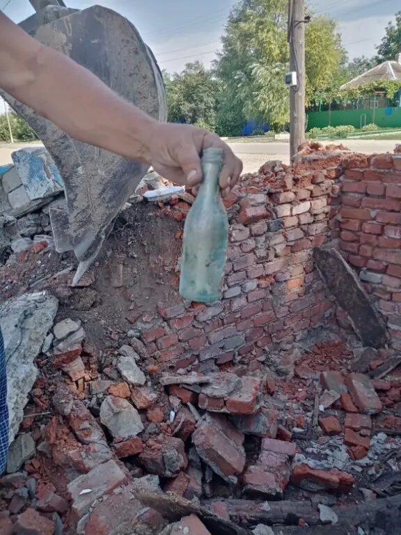 Строители в груде кирпичей обнаружили бутылку. Фото администрации Новоивановского сельского поселения