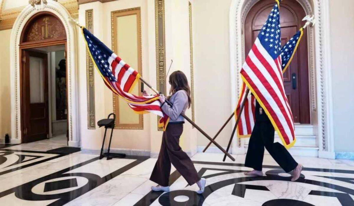     Женщины несут флаги США. Источник: ria.ru Автор фото: J. Scott Applewhite