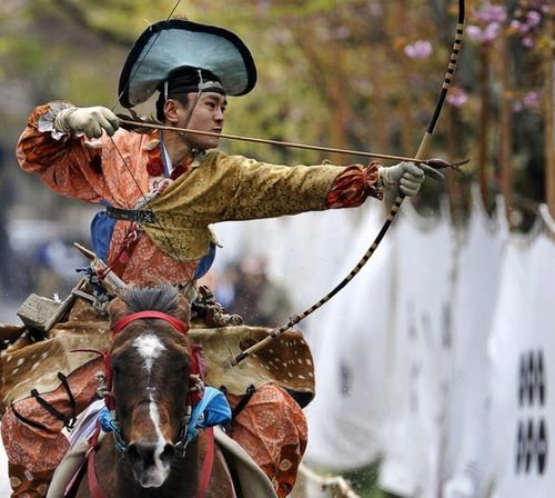 Самурай с длинным луком юми. (изображение из открытых источников)