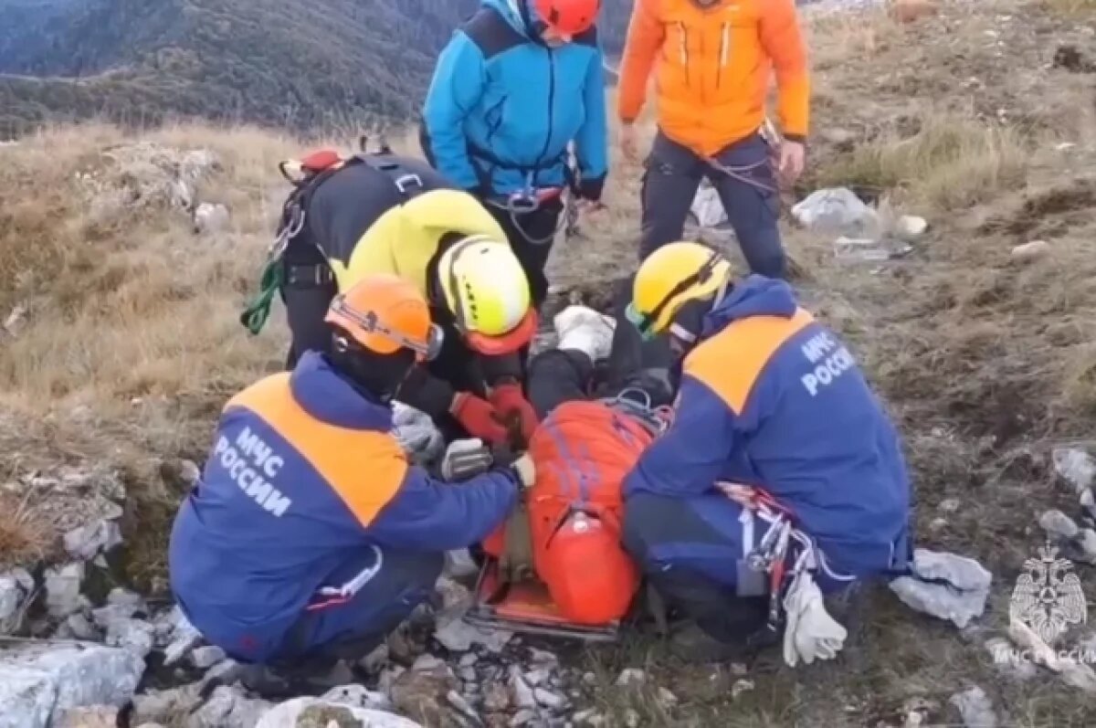   Альпинистов эвакуировали вертолетом в Сочи, тело погибшего сняли со склона