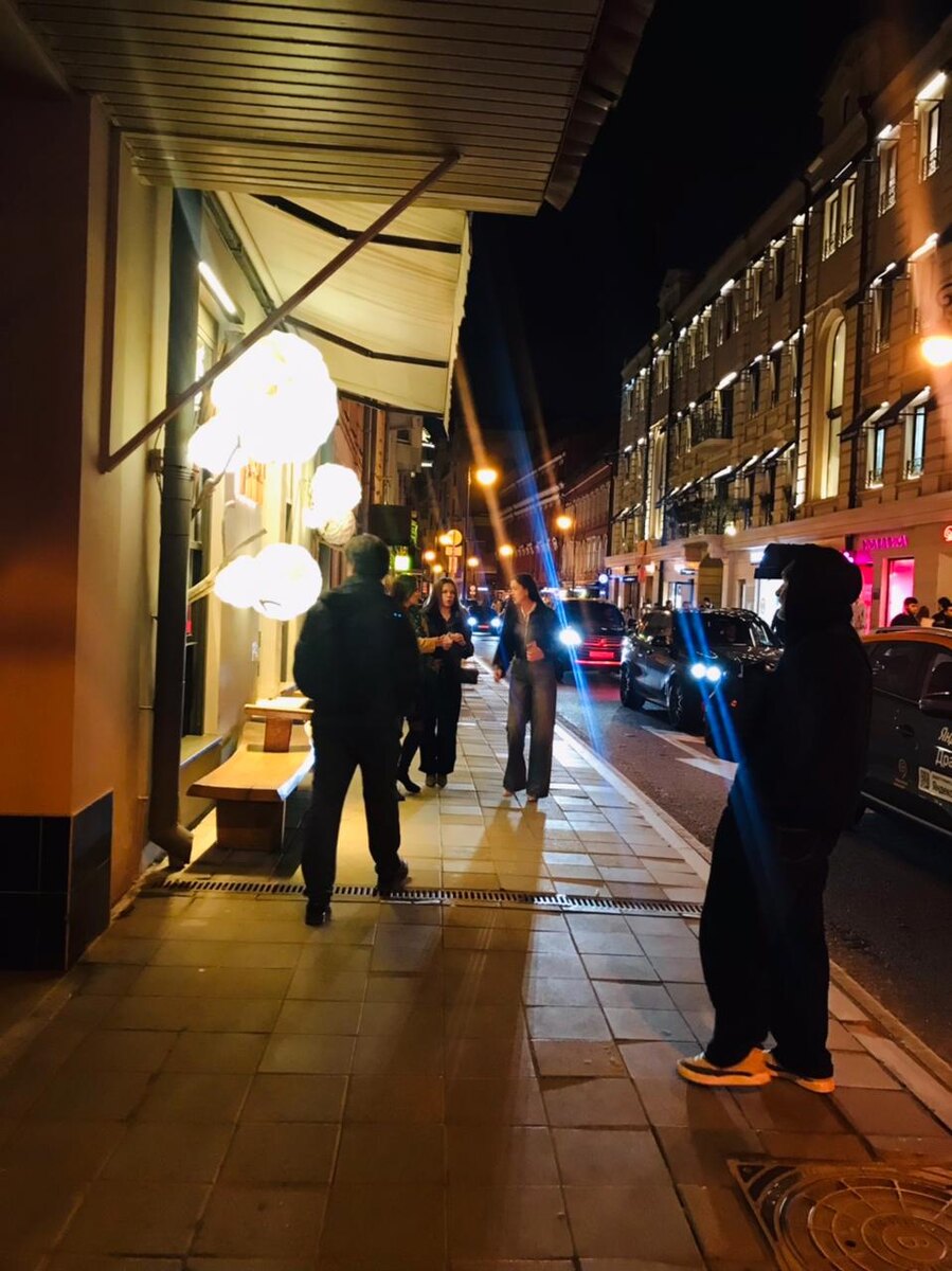 ДИ и Фабрис Лафан в расслабленном стролле на Патриках, автор Виктория Вибрация  