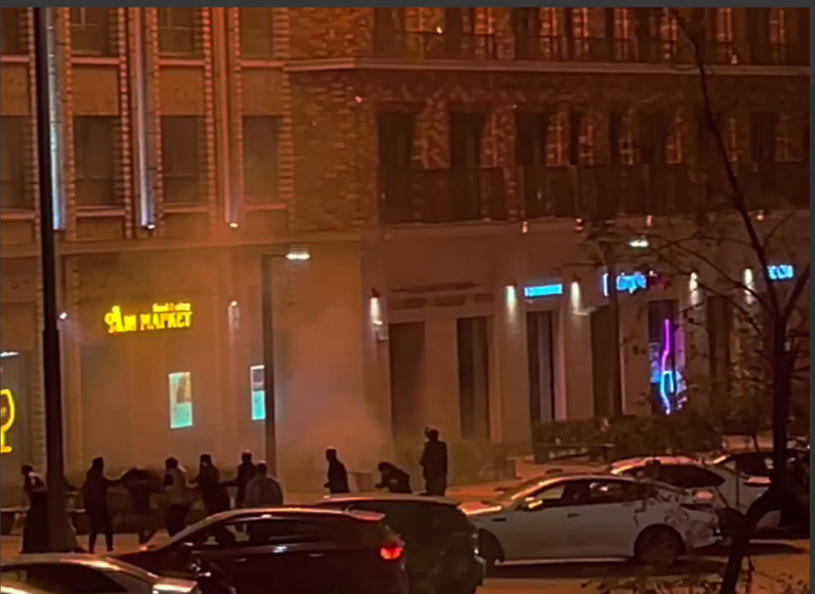 Кучка мужчин растягивает плед