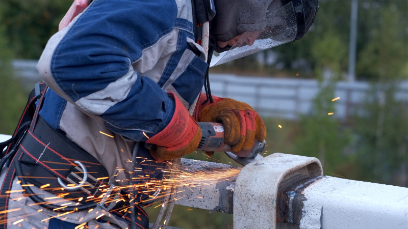    Рабочие вносят последние штрихи в новый Лобановский мост в Петрозаводскесоцсеть Артура Парфенчикова